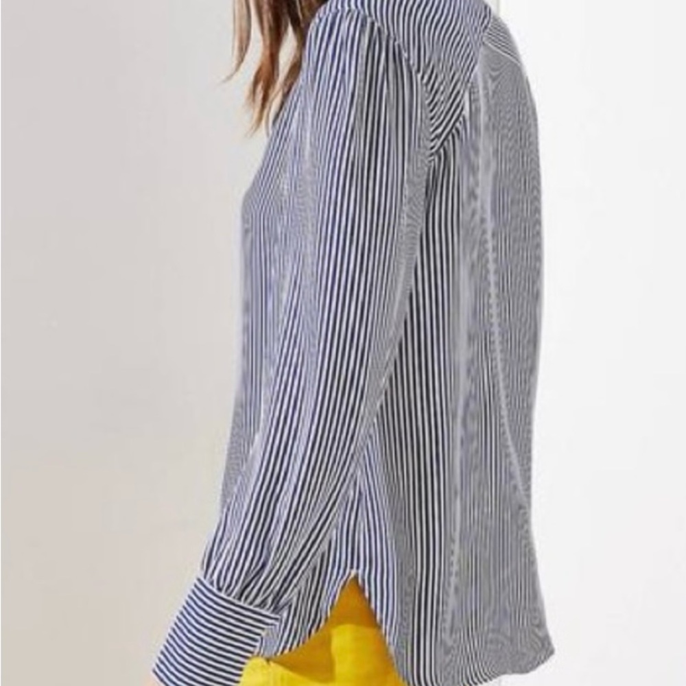 Classy Striped Blouse With Beautiful Details - Picture 4 of 9